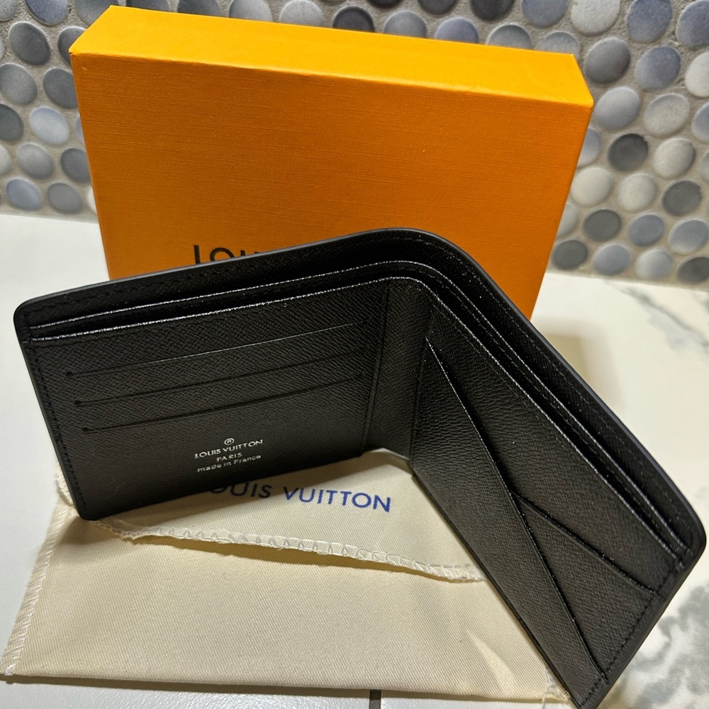 Very good quality LV Mens wallet 
Open to offers